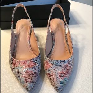 Tahari closed toed floral sandals